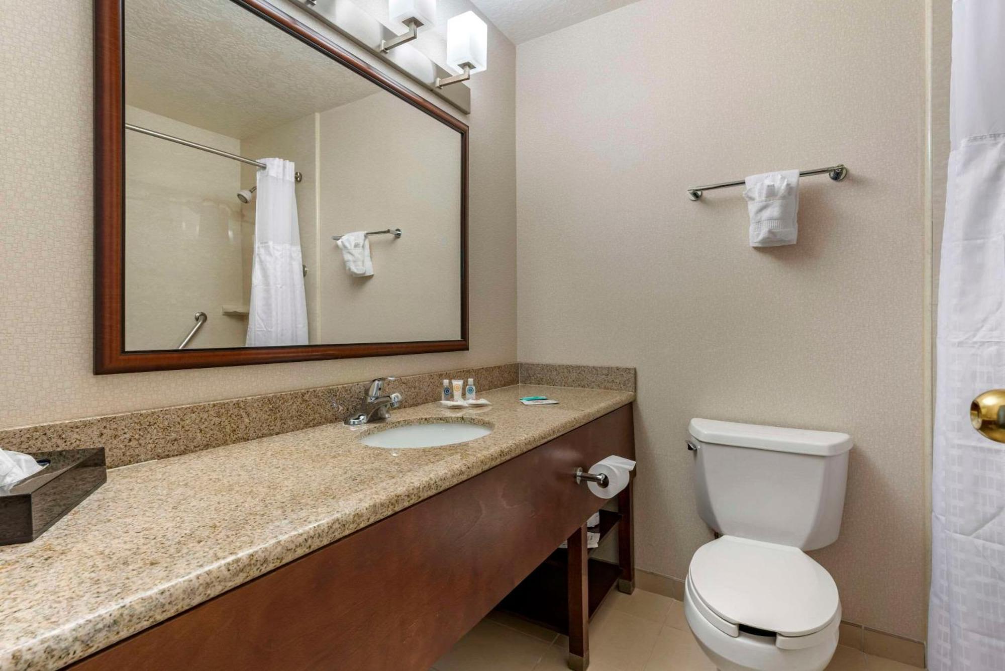 Hotel Comfort & Near Naval Air Station