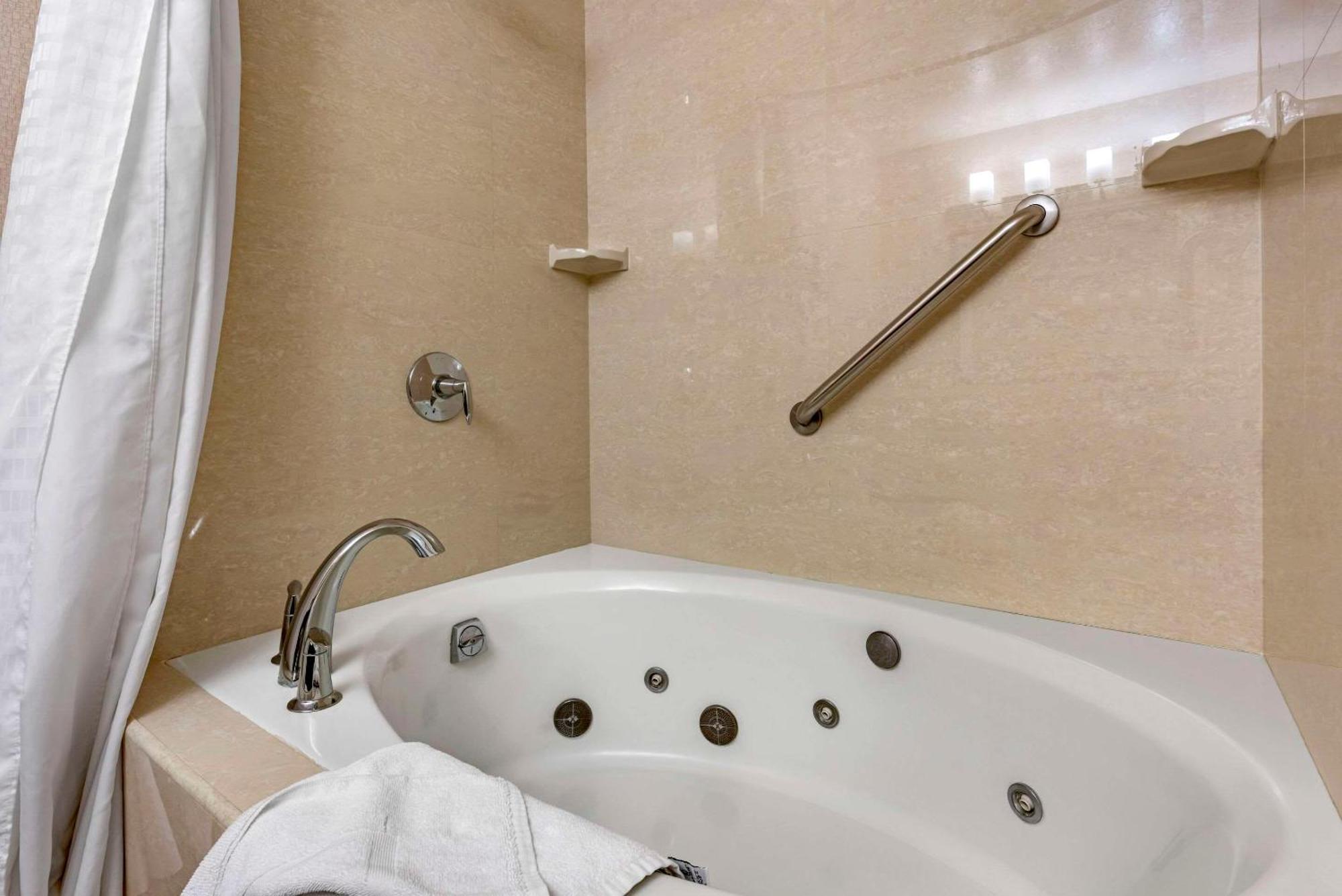 Hotel Comfort & Near Naval Air Station
