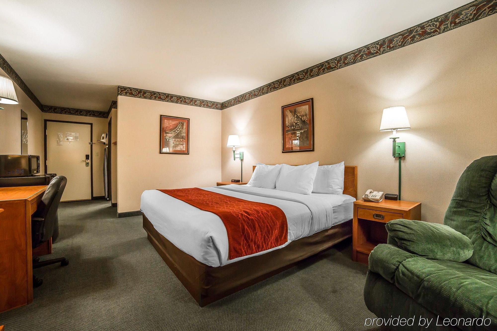 Hotel Comfort & Near Naval Air Station 3*
